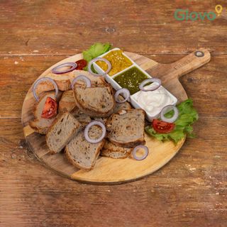 Брускети от квасен хляб с хумус (250г)