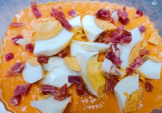 Salmorejo cordobés con huevo cocido y jamón serrano