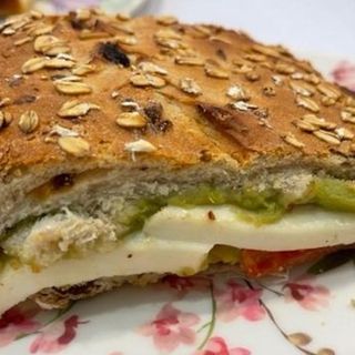Pan con pasas y nueces con crema de atún y mermelada de pimientos 