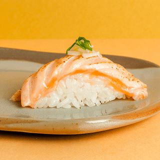 Niguiri salmón flambeado