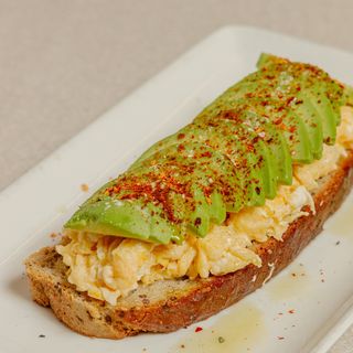 Tostada de huevos revueltos y aguacate