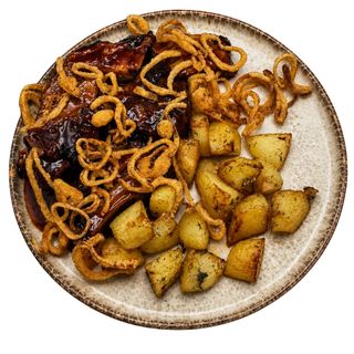Карамелизирани ребърца с мед, паниран лук и картофи соте