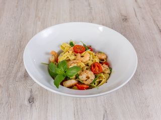 Tagliatelle z krewetkami w sosie winno-maślanym