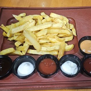 Tabla de patatas caseras con 6 salsas