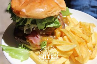 Hamburguesa Kevin Bacon y Patatas Fritas 