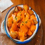 ración de patatas bravas