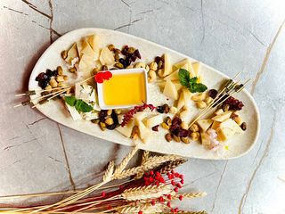 Сет українських крафтових сирів з горіховим асорті та трюфельним медом (300g)