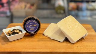 Ser owczy pokryty smalcem ( 200 g )