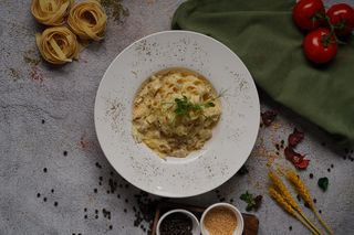 Паста с курицей в сливочном соусе (270г)