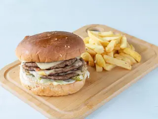 Trodupli burger i pomfrit