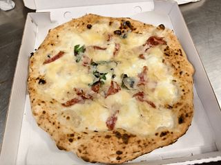 Pizza bufalina con salame e scaglie bianca