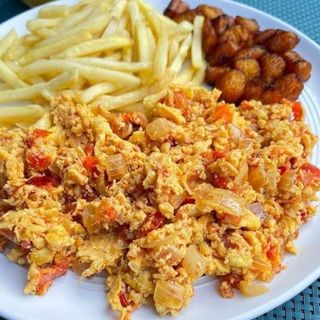 Potato chips and egg sauce 