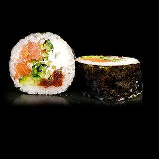 Futomak z surowym łososiem