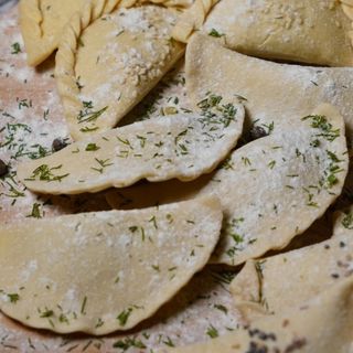  Мини-чебуреки с сыром и шпинатом