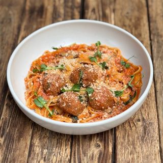 Тальятелле з мітболами та шпинатом у томатному соусі (300г)