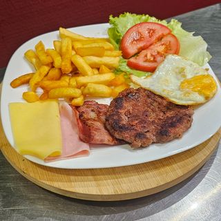 Hamburguer no prato carne de vaca 