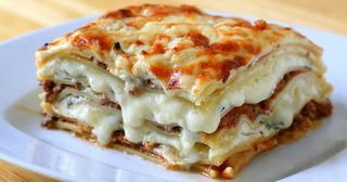 Велика млинцева лазанья з курочкою, грибами та сиром (500г)