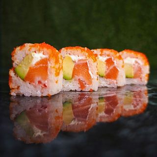 Uramaki tobiko orange