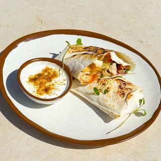 Буріто з куркою, ананасом та томатною сальсою