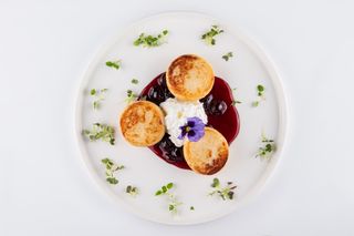 Сырники с домашним вареньем и нежным кремом