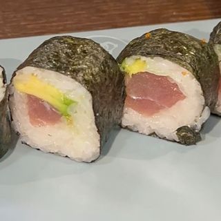 Maki con Atún y Aguacate ( 4 Uds.)