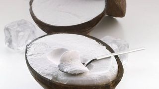 Înghețată de cocos în fruct