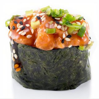 83. Gunkan tartar salmón y aguacate picante