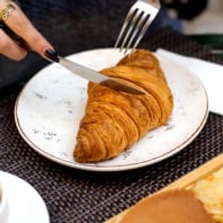 Croissant Maní 1ud Exquisito croissant relleno de crema de cacahuete.