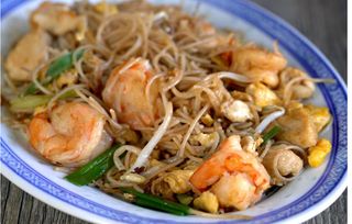 Fideos de arroz fritos con gambas