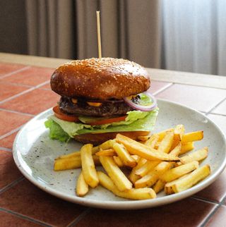 Бургер Біф з картоплею фрі (450г)