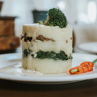 კარტოფილის პიურე ისპანახით და საქონლის ხორცით