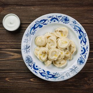 Мамині пельмені з курячого м'яса зі сметаною