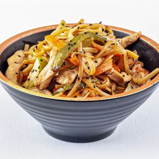 Wok de pollo con verduras al dente y pasta