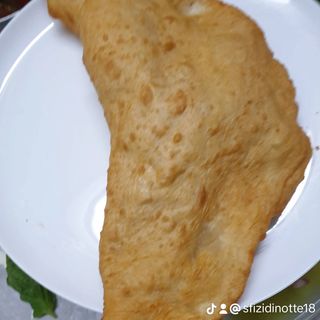 PIZZA FRITTA ,CICOLI.RICOTTA SALAME PROVOLA POMODORO RICOTTA