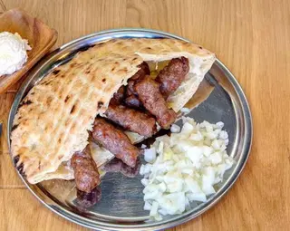 Ćevapi + kajmak + piće po izboru