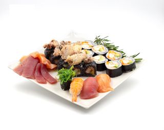 145-Especial black,futomaki de surimi y masago,nigiri y sashimi combinado