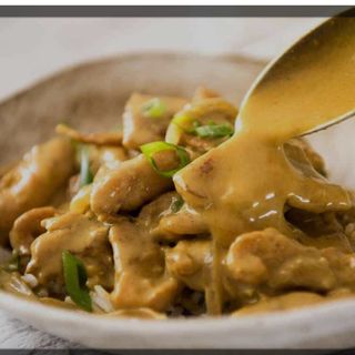 76 -Pollo Con Salsa Satay A La Plancha