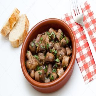 Pintxo de cazuelita de txampis en salsa