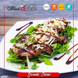 Tagliata di manzo con rucola  ,scaglie di parmigiano e glassa di aceto 