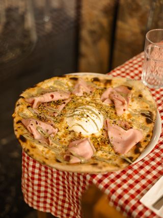 Pizza Burrata Mortadela Pistacho