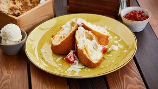 Četiri vrste sira pohovana palačinka