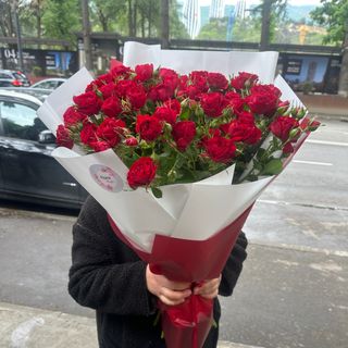 წითელი ჯუჯა ვარდების თაიგული , 10 ტოტი