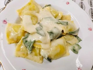 Ravioli di ricotta, limone e zafferano burro e salvia