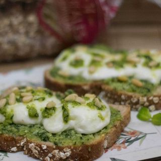 Nuevas Tostas Mozzarela y Pesto de pistacho