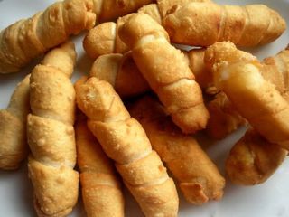 Tequeños y salsa de arándanos