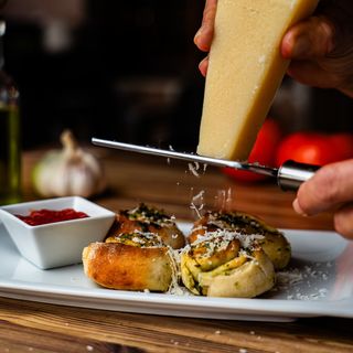 Garlic rolls / Rollitos De Ajo Con Salsa De Tomate