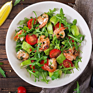 Ensalada marinera, Con gulas, langostinos y pimientos del piquillo para 2
