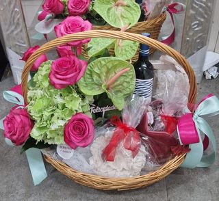 Cesta Com Vinho e Aromas Exóticos