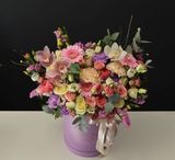 Cutie roz cu trandafiri, orhidee, garoafe