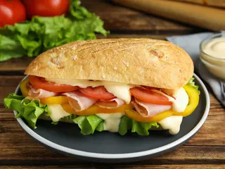 Sándwich Vegetal Con Jamón York